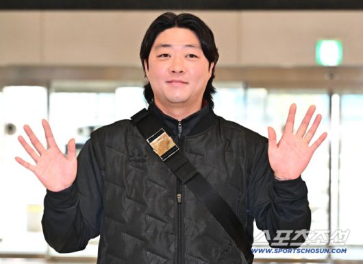 23일 오후 KIA 타이거즈 선수단이 김포공항을 통해 전지훈련이 열리는 일본으로 출국했다. 포즈를 취하고 있는 KIA 김범수. 김포공항=송정헌 기자songs@sportschosun.com/2026.01.23/