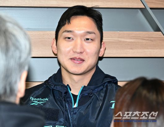 24일 오후 NC 다이노스 선수단이 인천공항을 통해 전지훈련이 열리는 미국으로 출국했다. 인터뷰하고 있는 구창모. 인천공항=송정헌 기자songs@sportschosun.com/2026.01.24/