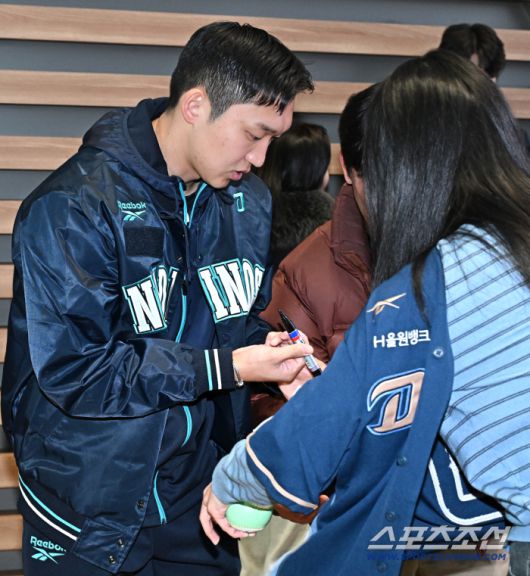 24일 오후 NC 다이노스 선수단이 인천공항을 통해 전지훈련이 열리는 미국으로 출국했다. 사인을 해주고 있는 구창모. 인천공항=송정헌 기자songs@sportschosun.com/2026.01.24/