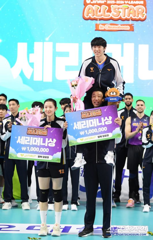 2025-2026 V리그 올스타전이 25일 춘천시 호반체육관에서 열렸다. 세리머니상을 수상한 이다현, 신영석, 김진영이 기념촬영을 하고 있다. 춘천=박재만 기자 pjm@sportschosun.com/2026.01.25/