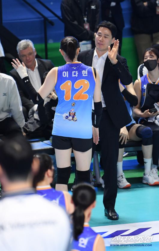 2025-2026 V리그 올스타전이 25일 춘천시 호반체육관에서 열렸다. 강성형 감독과 이다현이 퍼포먼스를 펼치고 있다. 춘천=박재만 기자 pjm@sportschosun.com/2026.01.25/