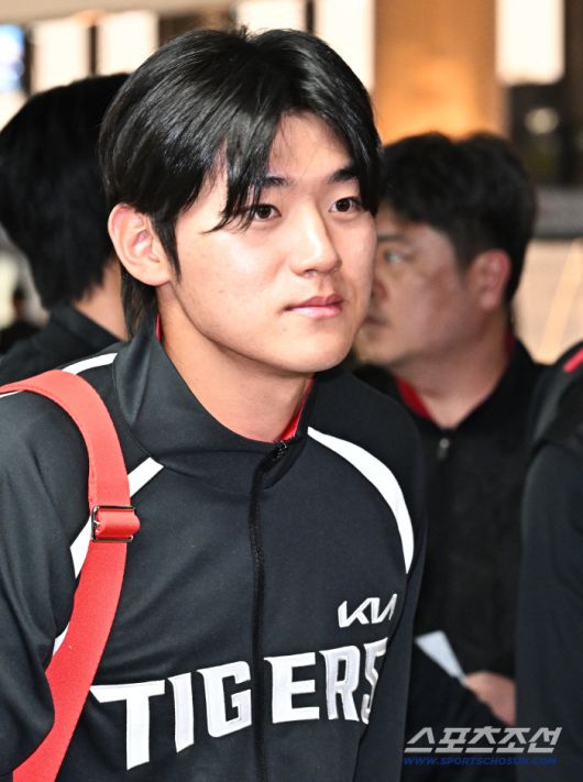 23일 오후 KIA 타이거즈 선수단이 김포공항을 통해 전지훈련이 열리는 일본으로 출국했다. 출국 준비하는 KIA 김도영. 김포공항=송정헌 기자songs@sportschosun.com/2026.01.23/