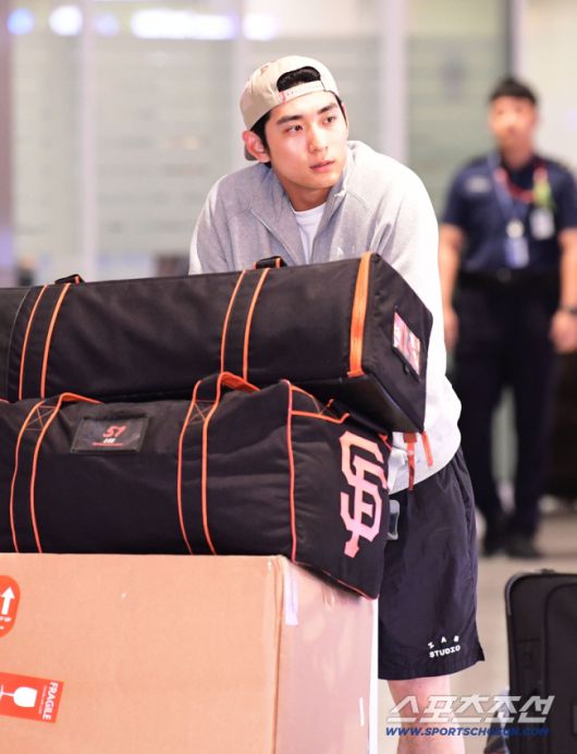 이정후가 9월 30일 오후 인천공항 제2터미널을 통해 귀국했다. 입국장을 나서고 있는 이정후. 인천공항=송정헌 기자songs@sportschosun.com/2025.09.30/