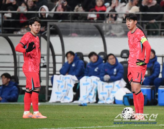 18일 서울월드컵경기장에서 열린 한국과 가나의 축구대표팀 평가전.   이강인과 손흥민이 프리킥을 준비하고 있다. 상암=정재근 기자 cjg@sportschosun.com/2025.11.18/