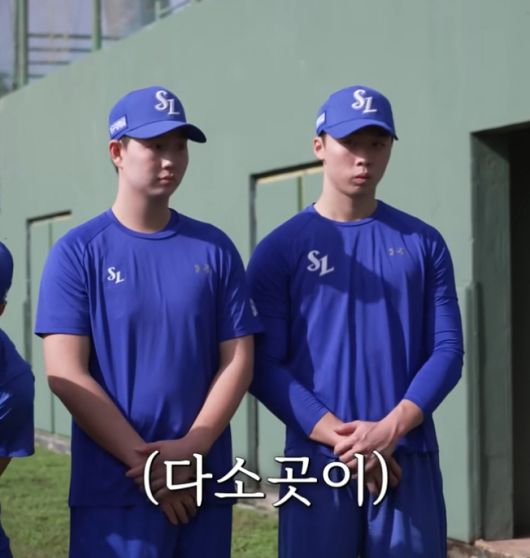 첫 미팅에 긴장된 표정으로 선 루키투수 장찬희와 이호범.