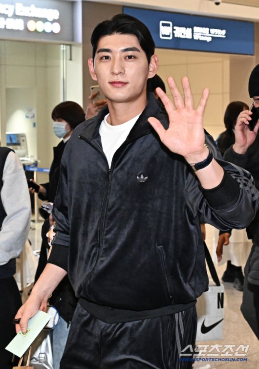 21일 오후 이정후가 인천공항 제2터미널을 통해 출국했다. 출국에 앞서 인사를 하고 있는 이정후. 인천공항=송정헌 기자songs@sportschosun.com/2026.01.21/