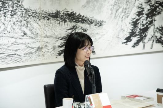 제49회 이상문학상 대상을 차지한 '눈과 돌멩이'의 위수정 작가가 지난 27일 서울 정동 달개비'에서 열린 이상문학상 대상발표 기자간담회에 참석해 질문에 답하고 있다. 사진=다산북스