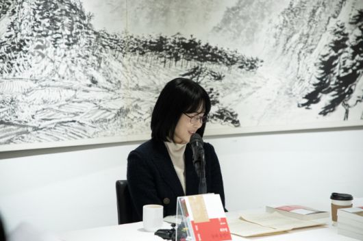 제49회 이상문학상 대상을 차지한 '눈과 돌멩이'의 위수정 작가가 지난 27일 서울 정동 달개비'에서 열린 이상문학상 대상발표 기자간담회에 참석해 질문에 답하고 있다. 사진=다산북스