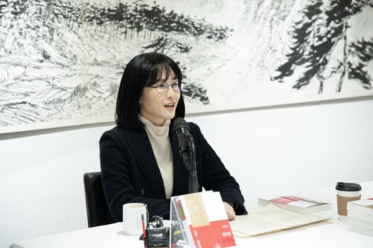 제49회 이상문학상 대상을 차지한 '눈과 돌멩이'의 위수정 작가가 지난 27일 서울 정동 달개비'에서 열린 이상문학상 대상발표 기자간담회에 참석해 질문에 답하고 있다. 사진=다산북스