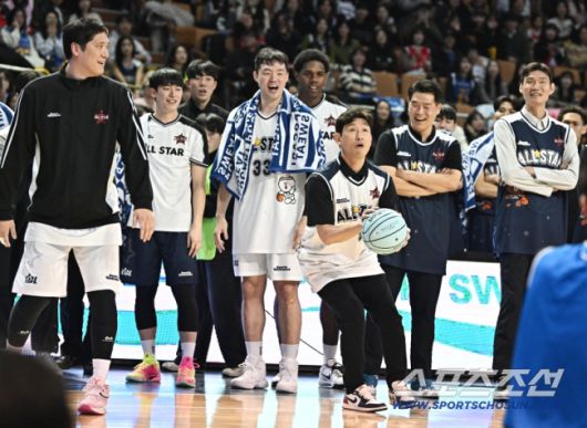 지난 18일 열린 올스타전에서 함지훈(맨 왼쪽)이 양동근 감독의 3점슛 콘테스트 도전을 지켜보고 있다. 송정헌 기자