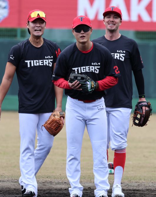 일본 아마미오시마 스프링캠프에서 수비 훈련을 하고 있는 제리드 데일(오른쪽 끝). 사진제공=KIA 타이거즈