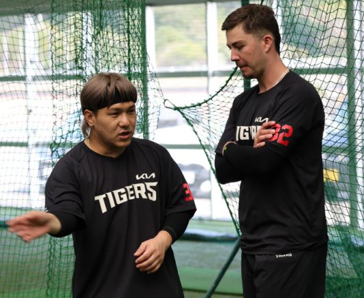 KIA 타이거즈 김선빈(왼쪽)과 제리드 데일이 훈련 도중 대화를 나누고 있다. 사진제공=KIA 타이거즈