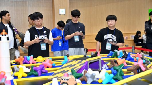 전국 청소년 모빌리티 메이커스 레이싱 대회에 참가한 학생들이 RC카를 직접 조립·조종하며 레이싱 경연을 펼치고 있다. [사진=남원시]