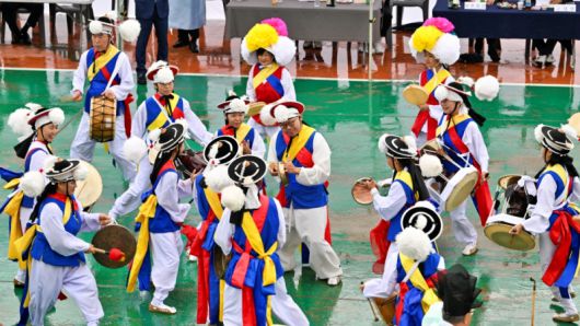 남원농악경연대회에서 농악단이 흥겨운 상모놀이와 북춤으로 관객의 환호를 이끌어냈다. [사진=남원시]