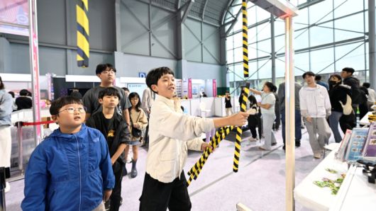 남원국제드론제전 전시관을 찾은 가족 관람객들이 로봇 반응 게임과 코딩 체험을 즐기며 미래기술을 경험하고 있다. [사진=남원시]