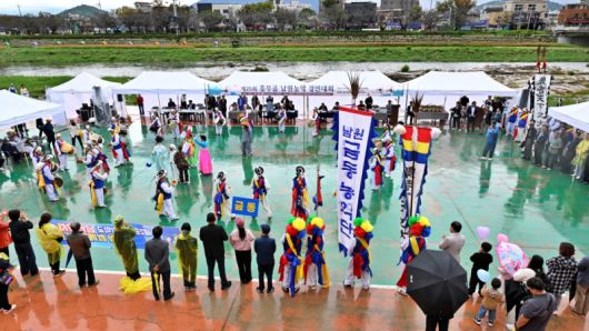 남원시 요천둔치 특설무대에서 열린 흥부골 남원농악경연대회에 참가한 농악단이 비가 내리는 가운데도 힘찬 장단을 선보이고 있다. [사진=남원시]