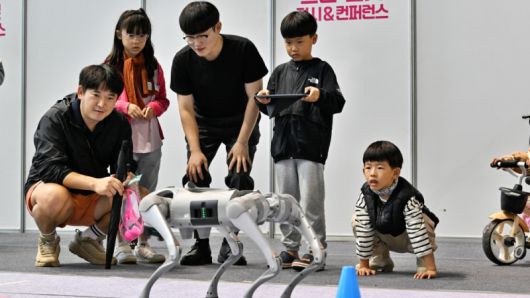 드론제전 체험관에서 아이들이 사족보행 로봇을 조종하며 로봇의 움직임을 배우고 있다. [사진=남원시]