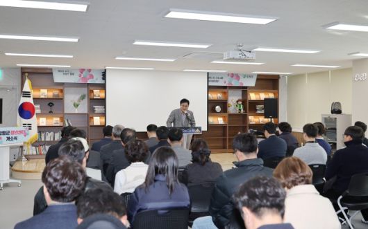 이상익 함평군수가 5일 함평읍 나비어울림센터 내 ‘함평군 청년센터’ 개소식에 참석해 인사말을 하고 있다. [사진=함평군]