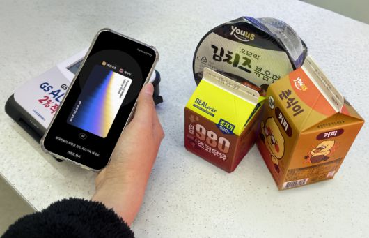 GS25에서 고객이 삼성월렛머니를 통해 상품을 구입하고 있다. [사진=GS25]