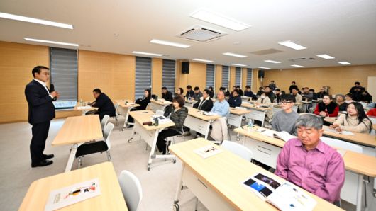 최경식 남원시장이 광치복합문화센터에서 열린 중소기업 근로자 역량강화 교육에서 인사말을 전하고 있다. [사진=남원시]