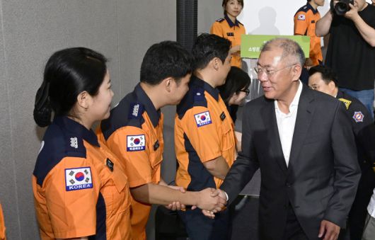 현대차그룹 정의선 회장이 지난 2024년 6월 제주시에서 진행된 ‘소방관 회복지원 수소버스 전달식’에서 소방관들과 악수하며 인사하고 있는 모습. [사진=현대차그룹]