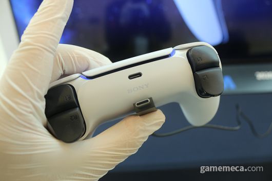 ▲ 듀얼센스 충전 포트 (사진: 게임메카 촬영)