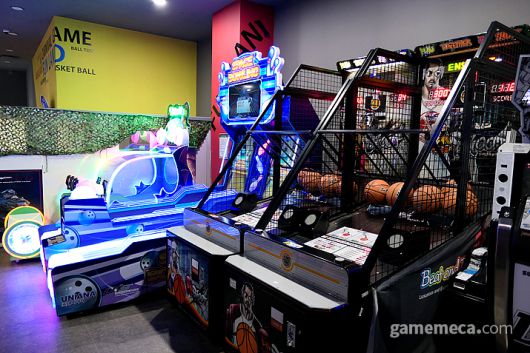 ▲ 스틱형 비디오게임들도 매장 정중앙에!;(사진: 게임메카 촬영)