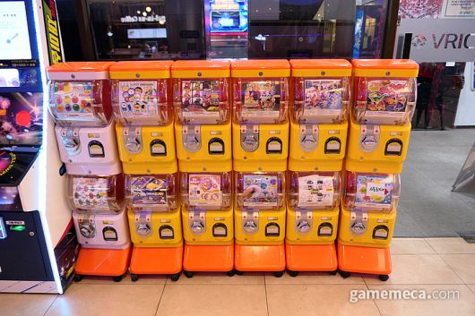 ▲ 검은 외벽에 심플한 분위기의 실내, 그리고 유독 눈에 띄는 신 태고의 달인;(사진: 게임메카 촬영)