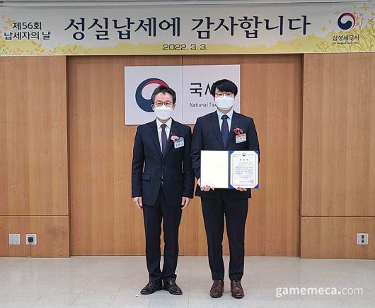 ▲ 라이엇게임즈 코리아 조혁진 대표가 모범납세자 표창을 수상했다 (사진제공: 라이엇게임즈)