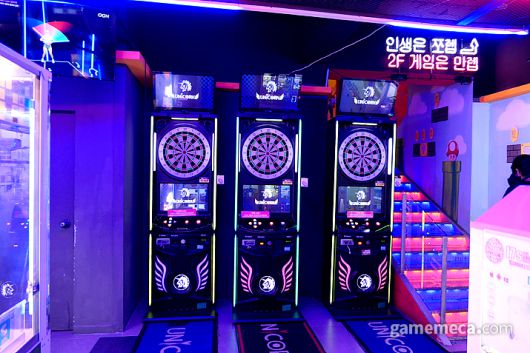 ▲ 작지만 알찬 미니 경품들이 들어있는 미니 크레인 게임기 (사진: 게임메카 촬영)