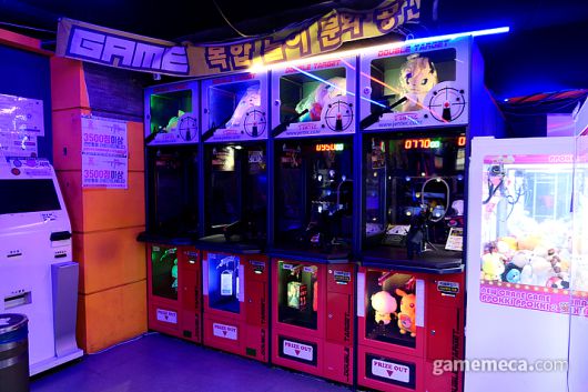 ▲ 친숙한 캐릭터 벽화와 피규어가 전시되어 있는 2층 올라가는 실내 계단 (사진: 게임메카 촬영)