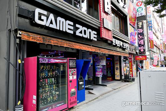 ▲ 가벼운 펀치 머신은 매장 입구에 (사진: 게임메카 촬영)