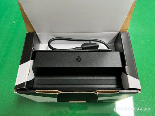 ▲ 아주 컴팩트한 패키징 (사진: 게임메카 촬영)