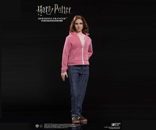 ▲ 사복 버전, 분홍 재킷에 청바지 패션은 '행동하는 엘리트'라는 그녀의 면모를 잘 표현해준다 (사진출처: AMIAMI 홈페이지)