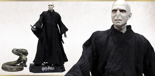 ▲ 이름을 부를 수 없는 바로 그 분. 옆의 뱀과 함께 음모를 꾸미는 듯한 사악한 미소가 돋보인다. 비록 호그와트 레거시 이후엔 악당 급은 아니고 악동 수준으로 평가가 내려왔지만... (사진출처: AMIAMI 홈페이지)