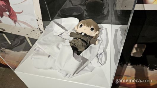 ▲ 수량 한정 특별 제작 오르골과 스마트폰 케이스는 물론, 체스판, 옷, 우산, 장패드, 열쇠고리 등 각종 굿즈들이 잔뜩 모여 있었습니다 (사진: 게임메카 촬영)