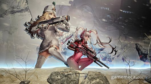 ▲ 레드후드, 도로시의 무기, 모더니아의 소중한 지휘관 인형 등 각종 게임 내 아이템들의 실제 모형을 볼 수 있습니다 (사진: 게임메카 촬영)