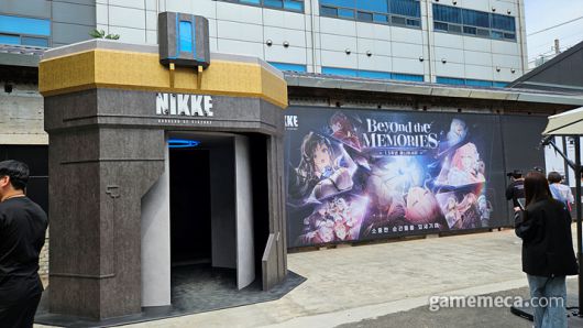 ▲ 니케를 개발하던 당시 모티브가 되었다는 무기 모형들이라고 합니다 (사진: 게임메카 촬영)