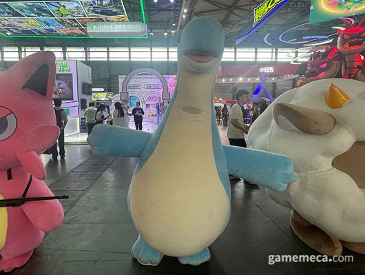 ▲ 부스에서도 고난은 계속된다, 감옥에 갇힌 팰 (사진: 게임메카 촬영)