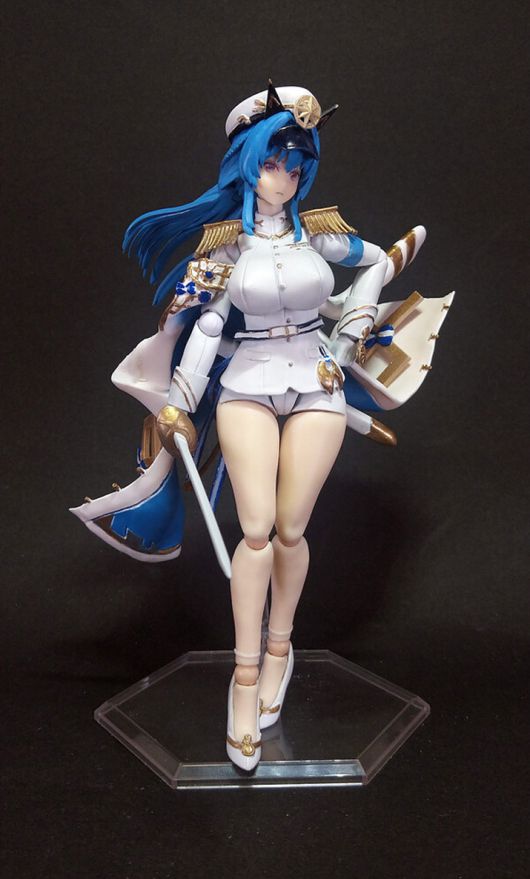 ▲ 니케 인게임의 첫 픽업 캐릭터인 헬름. 푸른색의 긴 생머리에 쿨한 표정과 흰색 제복까지는 정상이지만, 초미니스커트라는 반 하의실종 패션, 책임감 강한 성격에 외강내유라는 갭 모에 요소로 초창기 지휘관들의 지갑을 털털 터는 데 부족함이 없었다. 특이하게도, 원본 코스튬에 대한 피규어가 많이 없고 바리에이션 종류가 더 많은 편이다 (사진출처: 마이피규어컬렉션)