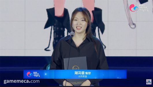 ▲;승리의 여신: 니케 캐릭터 디자인 총괄을 맡고 있는 채지윤 팀장 (사진출처: 대한민국 게임대상 2023 생중계 갈무리)