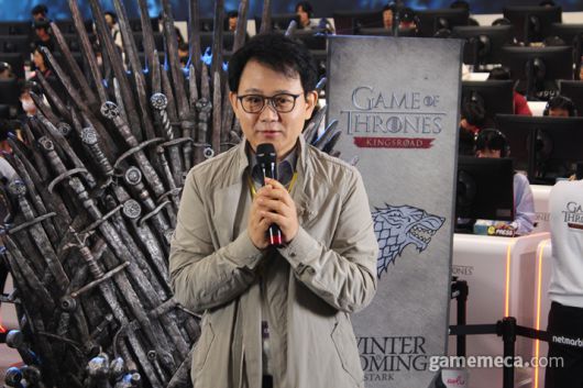 ▲ 작년 지스타 현장에 방문한 넷마블 방준혁 의장 (사진: 게임메카 촬영)