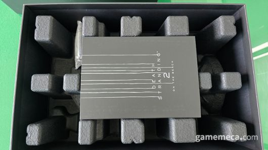 ▲ 카드를 치우면 작은 '돌맨'이 맞이한다 (사진: 게임메카 촬영)