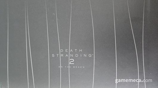 ▲ 뒷면, 샘이 배달을 나서는 모습이 보인다 (사진: 게임메카 촬영)