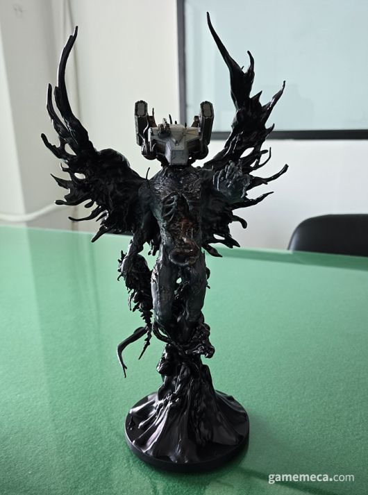 ▲ 550ml 페트병과 크기 비교 (사진: 게임메카 촬영)