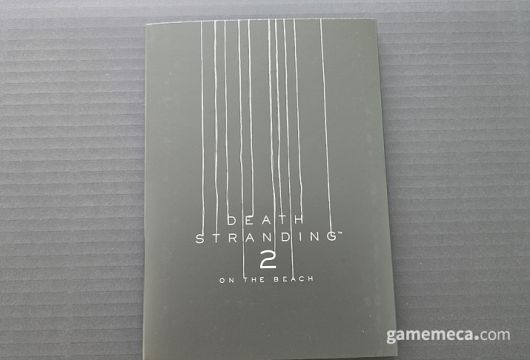 ▲ 샘과 루, 그리고 뒷면에는 코지마 히데오 디렉터의 편지가 담겼다 (사진: 게임메카 촬영)