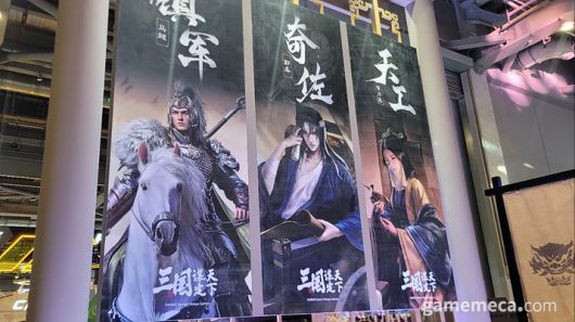 ▲ 코스어 홍보모델들이 부스 중앙에서 유저들을 맞이하고 있었다 (사진: 게임메카 촬영)