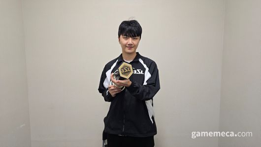 ▲ ASL 트로피를 든 박상현 선수 (사진: 게임메카 촬영)