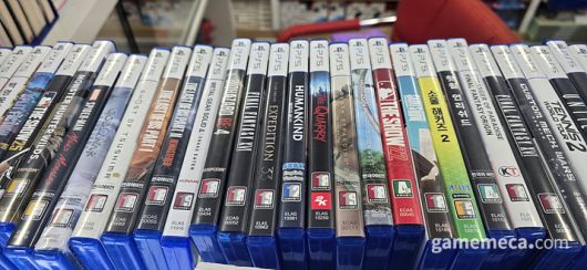 ▲ 중고 타이틀 구역에서 올해 출시된 인기 신작들의 모습이 곧잘 확인됐다 (사진: 게임메카 촬영)