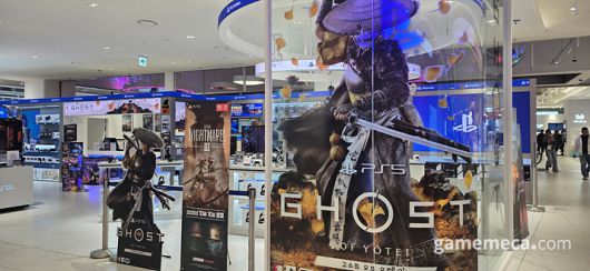 ▲ 특히 PS 취급 매장에서는 고스트 오브 요테이의 다양한 홍보물이 매장 전반을 차지했다 (사진: 게임메카 촬영)